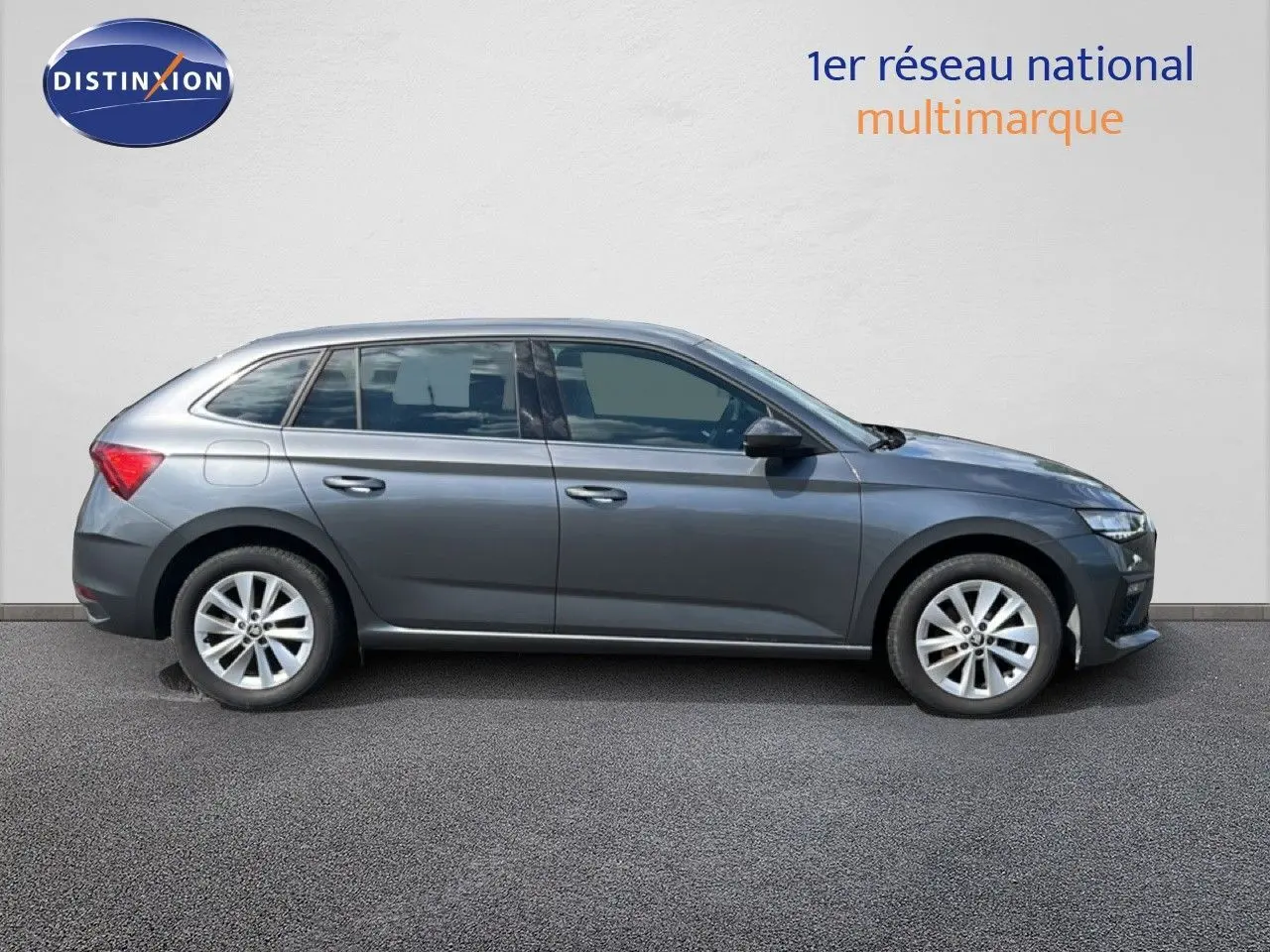 Vue latérale droite d'une Skoda Scala 2025 gris magnétique métallisé avec jantes alliage et vitres teintées.
