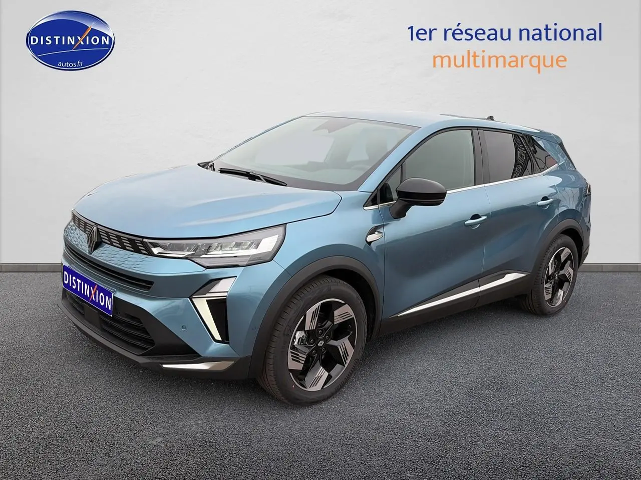 Renault Symbioz bleu mercure en 3/4 avant droit, avec jantes alliage et phares LED distinctifs.