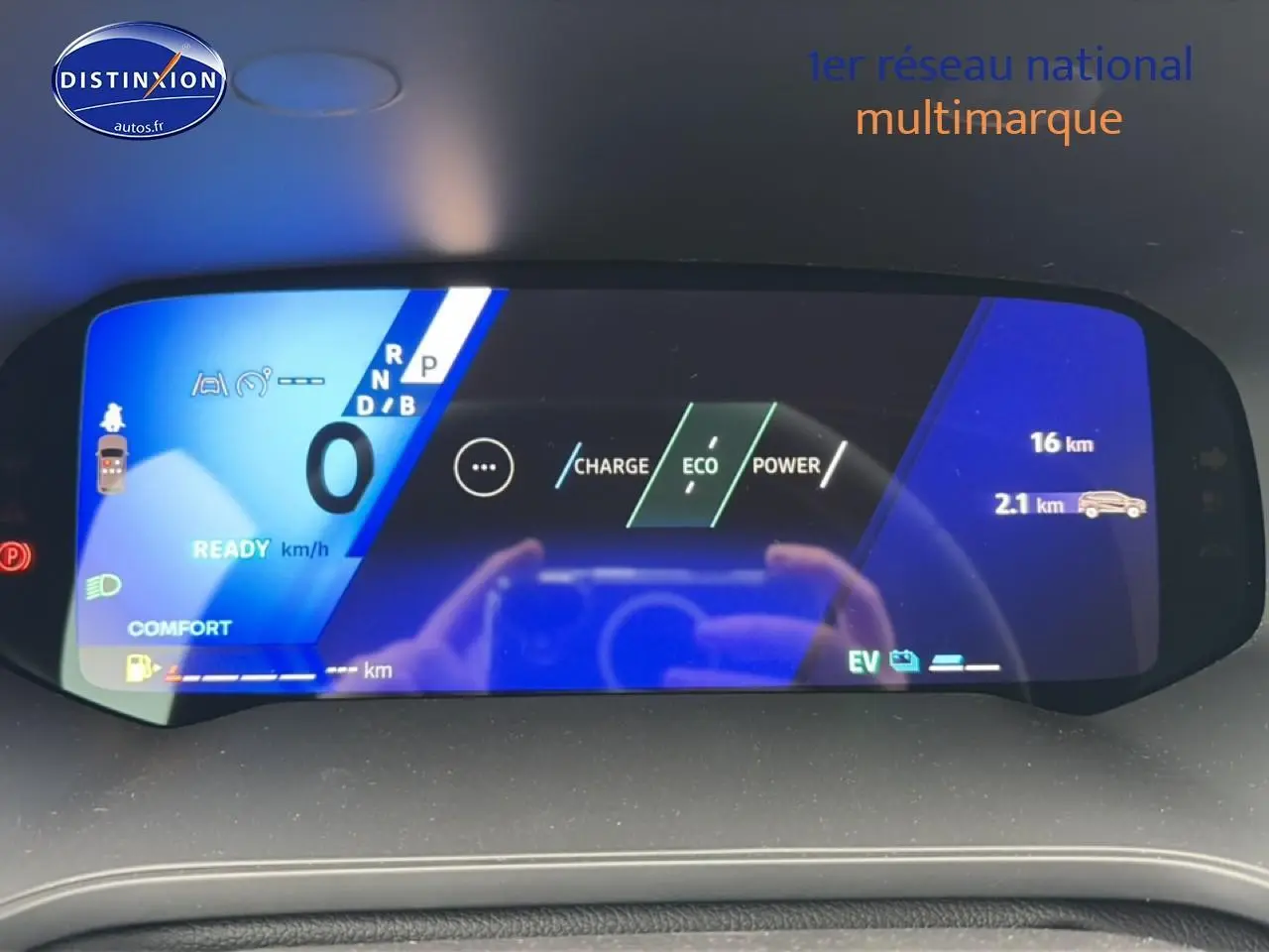 Tableau de bord numérique de Renault Symbioz bleu mercure affichant mode éco et autonomie, vue intérieure avant.