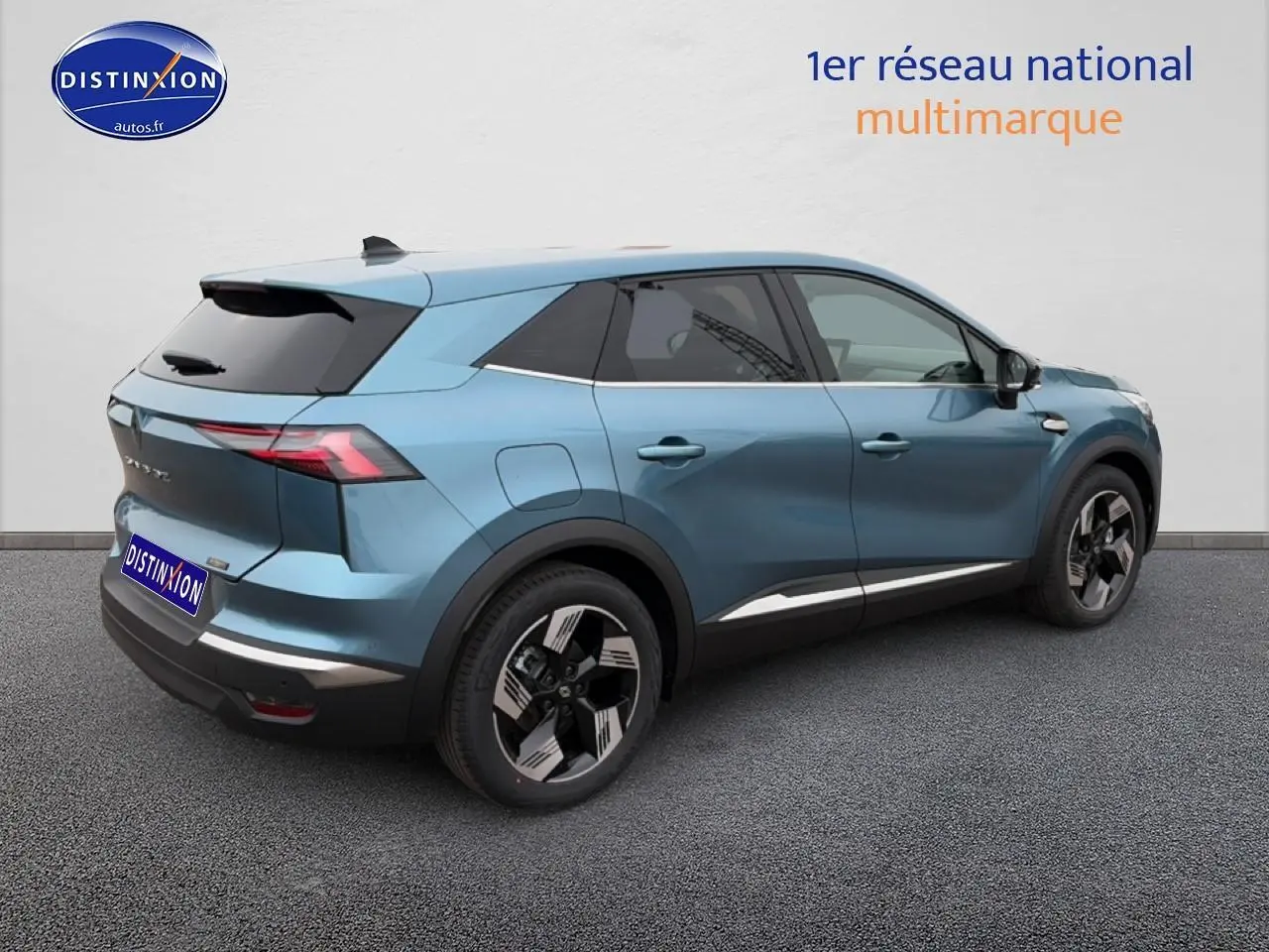 Vue 3/4 arrière droite d'un Renault Symbioz bleu mercure avec jantes alliage et vitres surteintées.