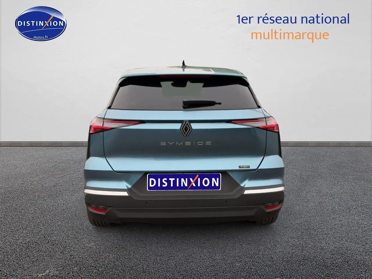 Vue arrière d'une Renault Symbioz bleu mercure avec feux LED fins et lunette arrière surteintée.