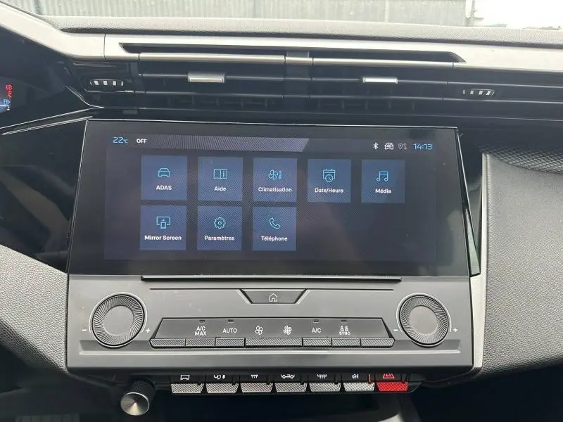 Vue rapprochée de l'écran tactile et de la console centrale noire de la Peugeot 308 2024 en finition Active Pack.