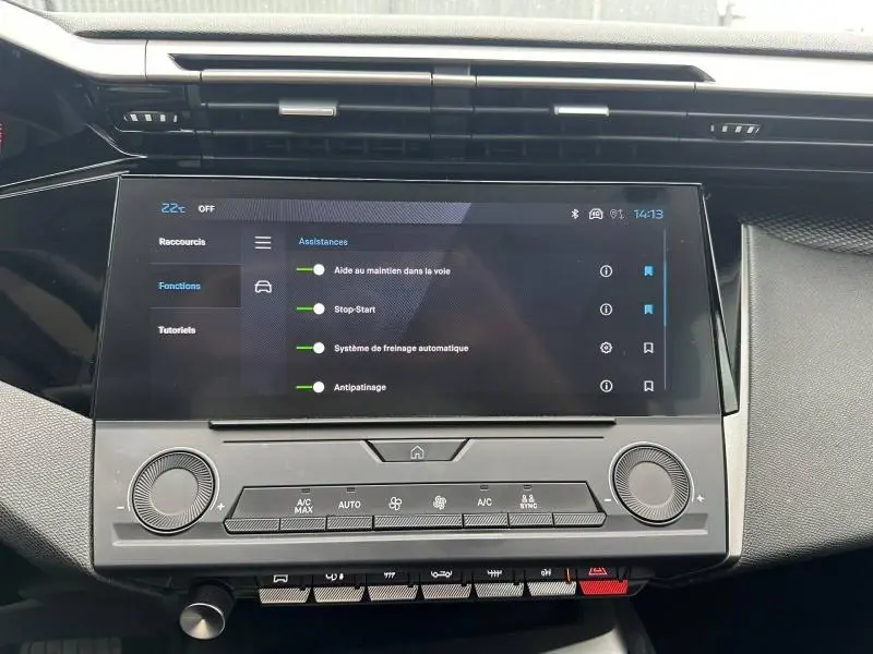 Vue rapprochée de l’écran tactile central et des commandes de climatisation de la Peugeot 308 2024 en Noir Perla Nera.