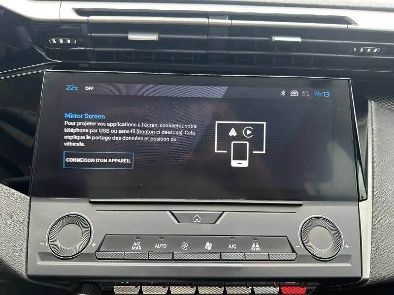 Vue rapprochée de l’écran tactile et de la console centrale de la Peugeot 308 2024 en Noir Perla Nera.