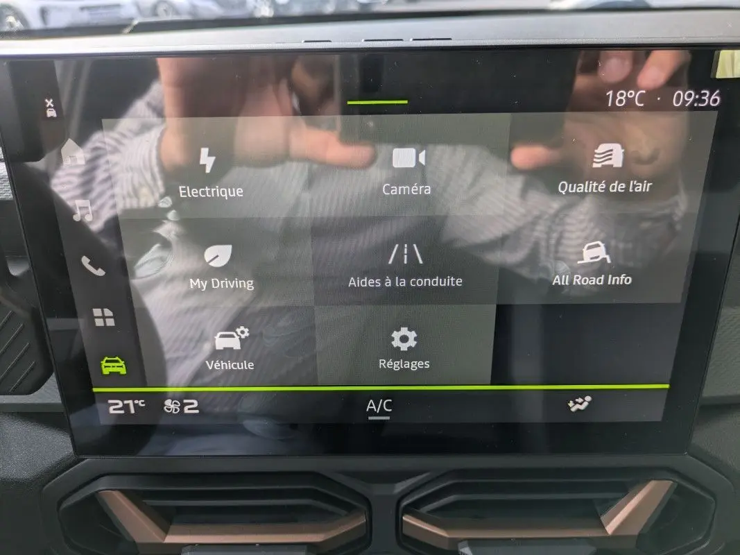 Écran tactile 10,1'' du Dacia Duster Hybrid 155 Extreme affichant les options de conduite et réglages.