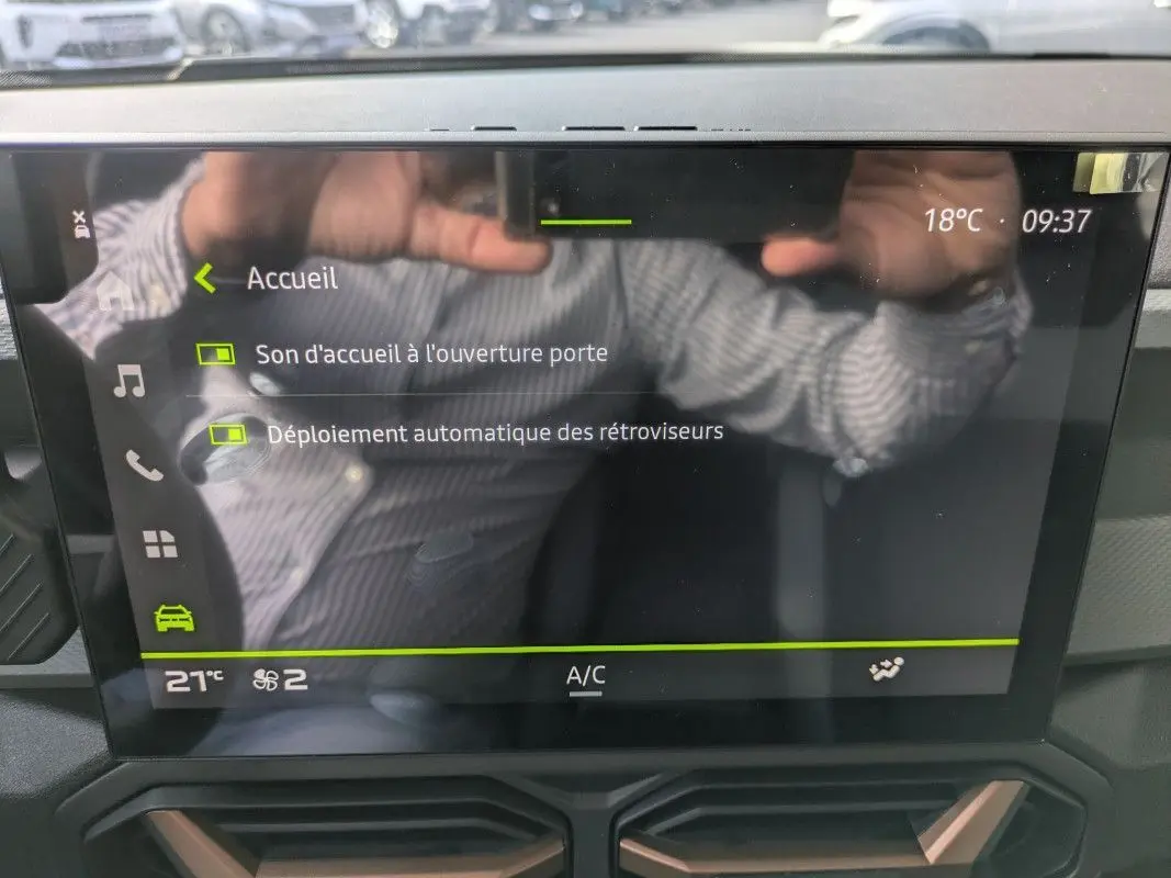 Écran tactile 10,1'' du Dacia Duster Hybrid 155 Extreme affichant les réglages son et rétroviseurs, intérieur noir.