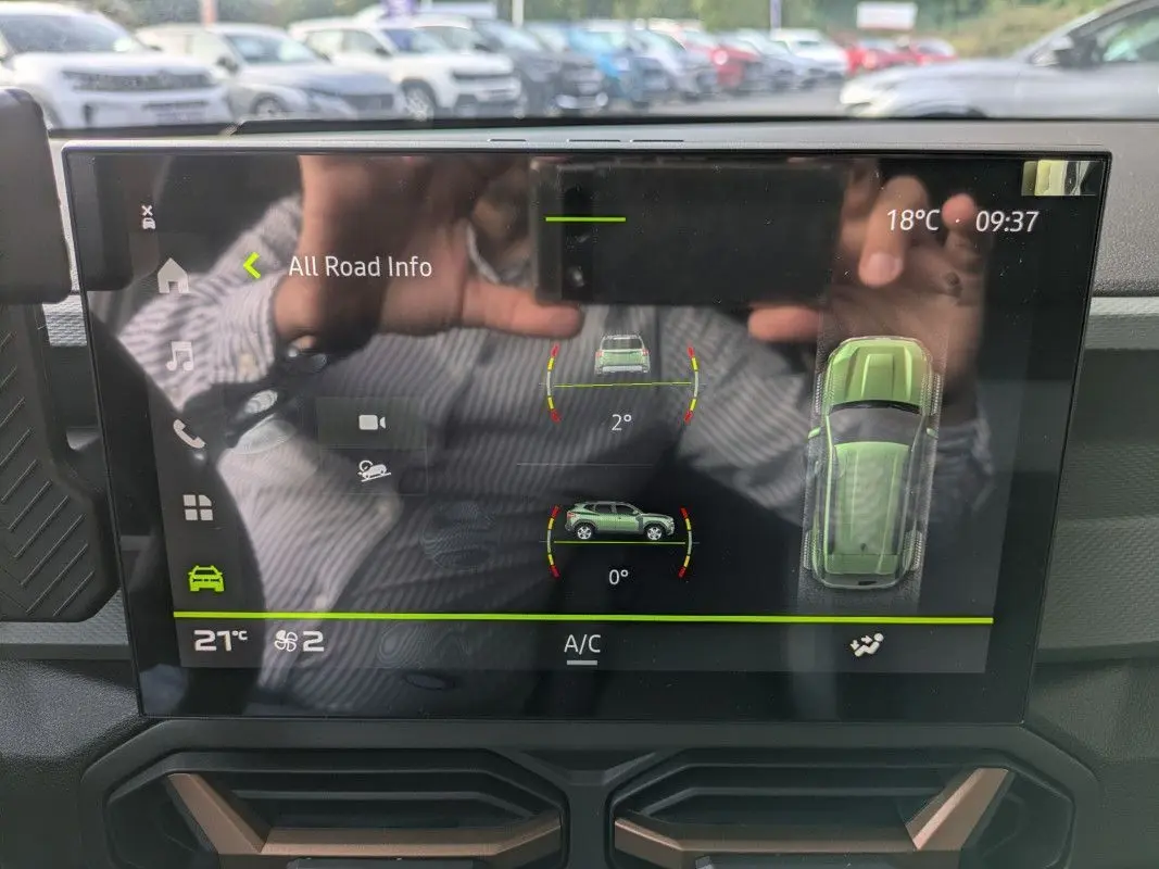 Écran tactile intérieur du Dacia Duster Hybrid 155 Extreme affichant les informations de conduite et inclinaison.