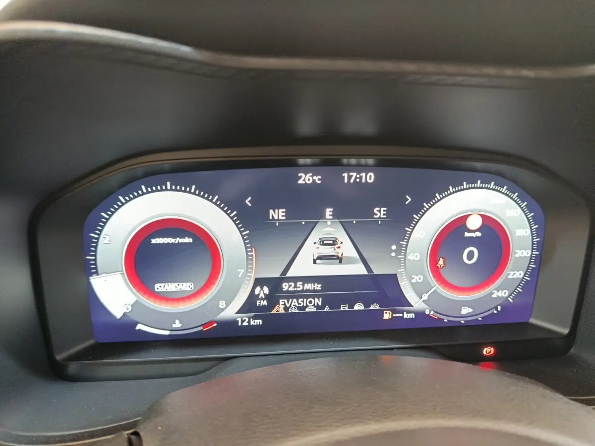Affichage numérique du combiné d'instruments du Nissan Juke bleu, vue frontale du tableau de bord avec compte-tours et vitesse.
