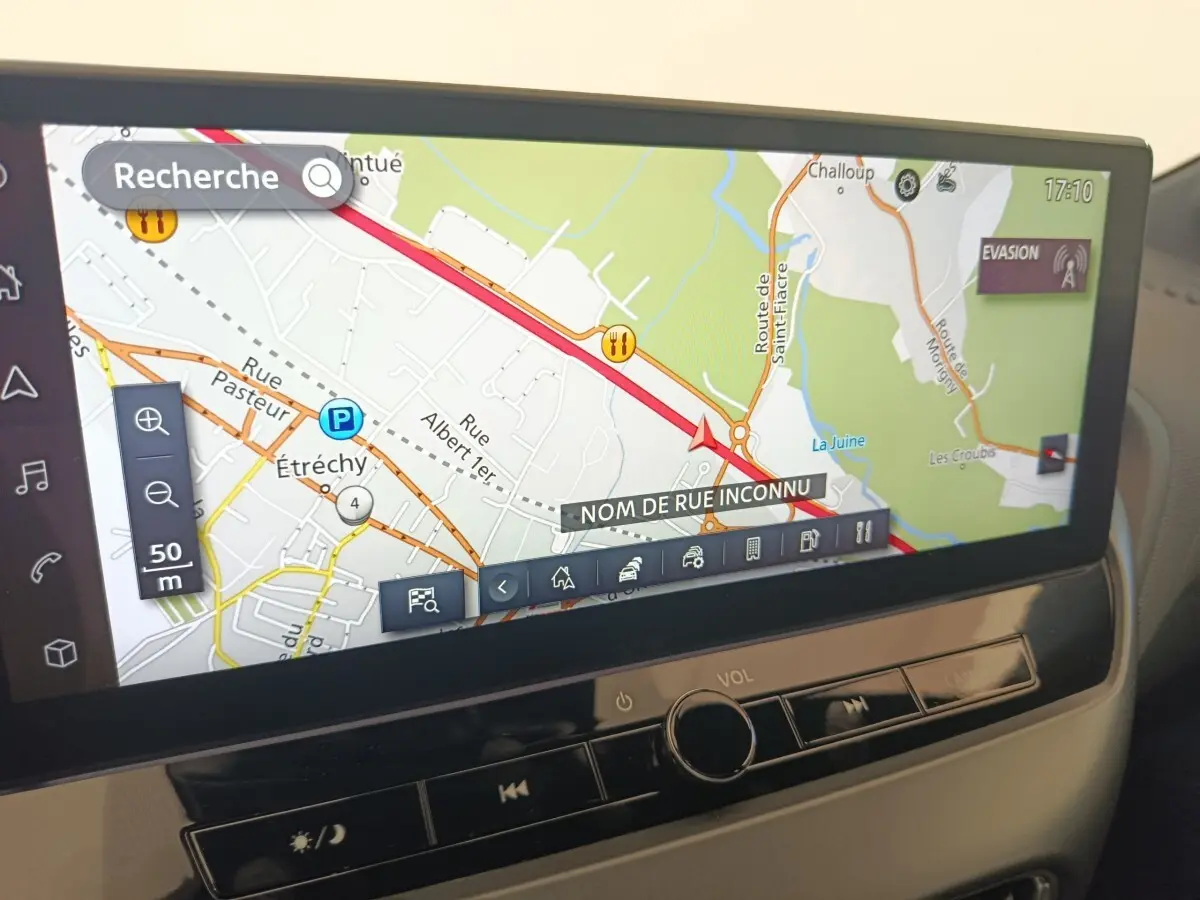 Écran tactile central du tableau de bord du Nissan Juke bleu 2025 affichant la navigation GPS en mode carte.