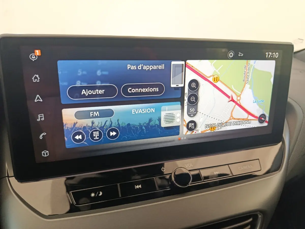 Écran tactile central 12,3 pouces du Nissan Juke 2025, affichant navigation et radio FM en intérieur noir.
