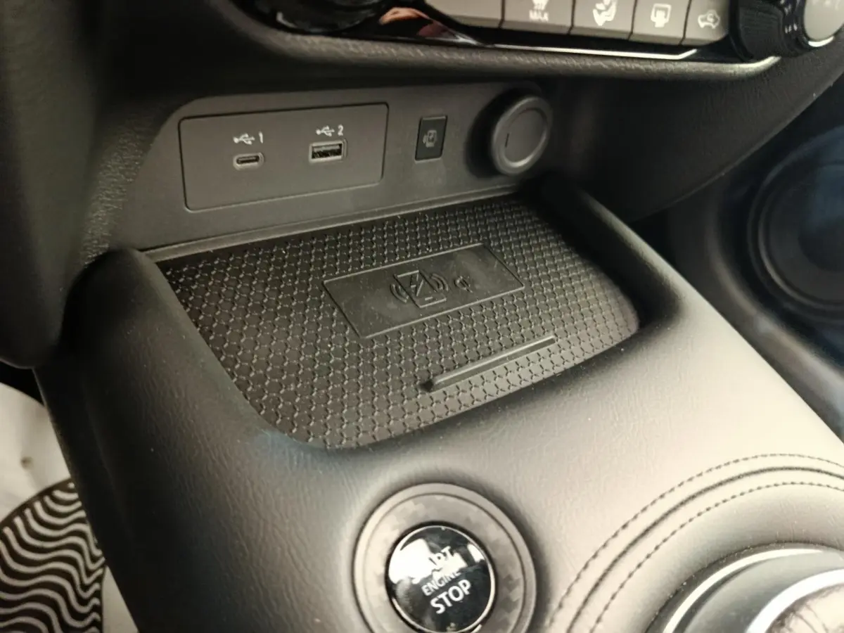 Gros plan sur la console centrale noire du Nissan Juke N-Connecta 2025 avec bouton start/stop et ports USB visibles.