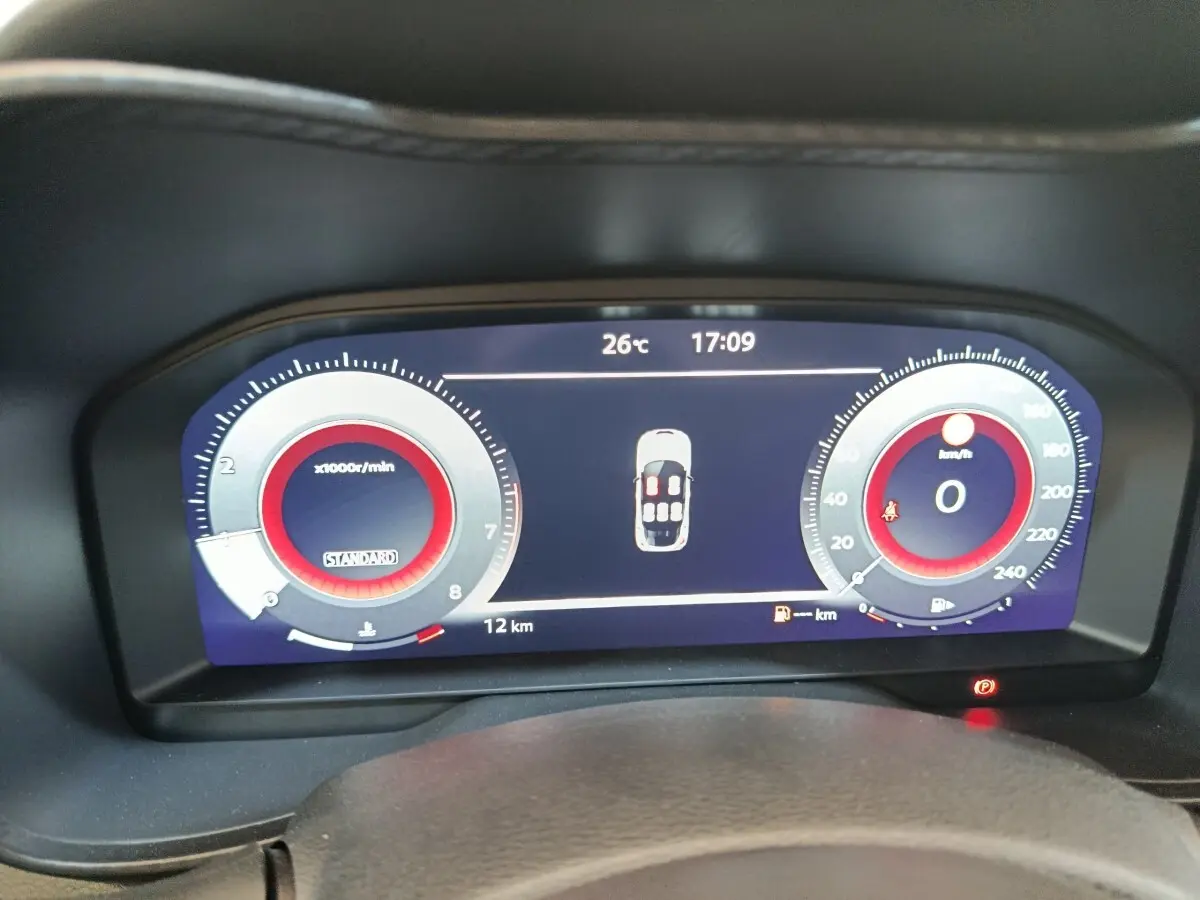 Affichage numérique du combiné d'instruments du Nissan Juke bleu 2025, avec compte-tours et vitesse à 0 km/h.