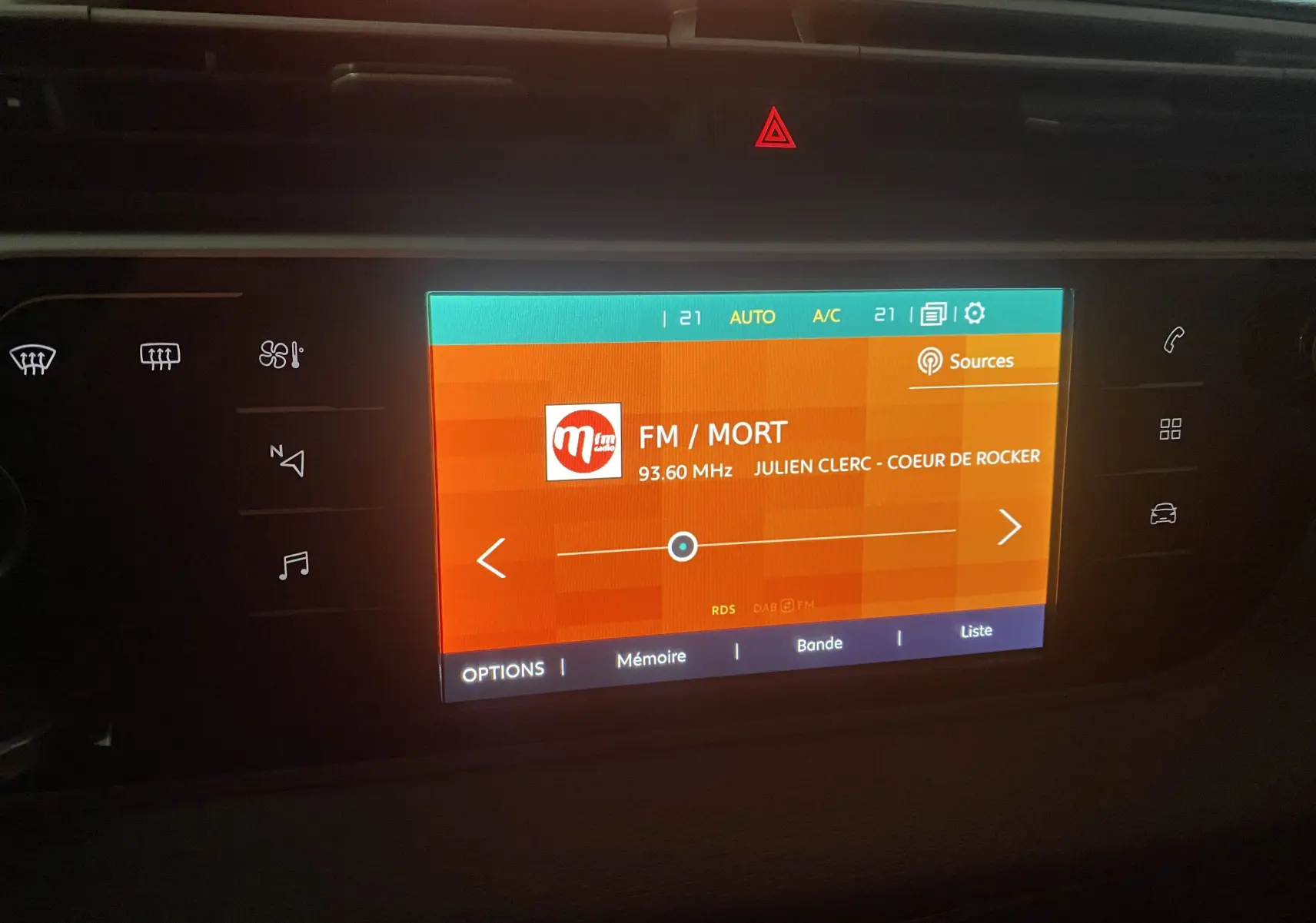 Écran tactile central du Citroën Grand C4 Spacetourer noir Perla affichant la radio FM avec station et titre du morceau.