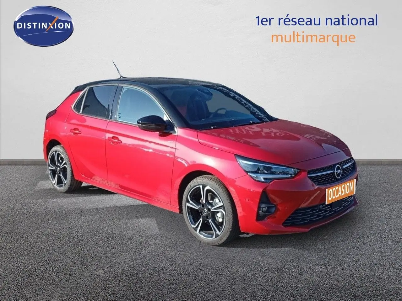 Opel Corsa rouge Kardio métal avec toit noir, vue 3/4 avant droit, jantes alliage noires et phares LED.