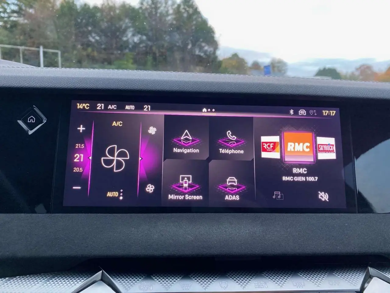 Écran tactile central du DS4 2022 en gris platinium affichant la climatisation et les options multimédia à 17h17