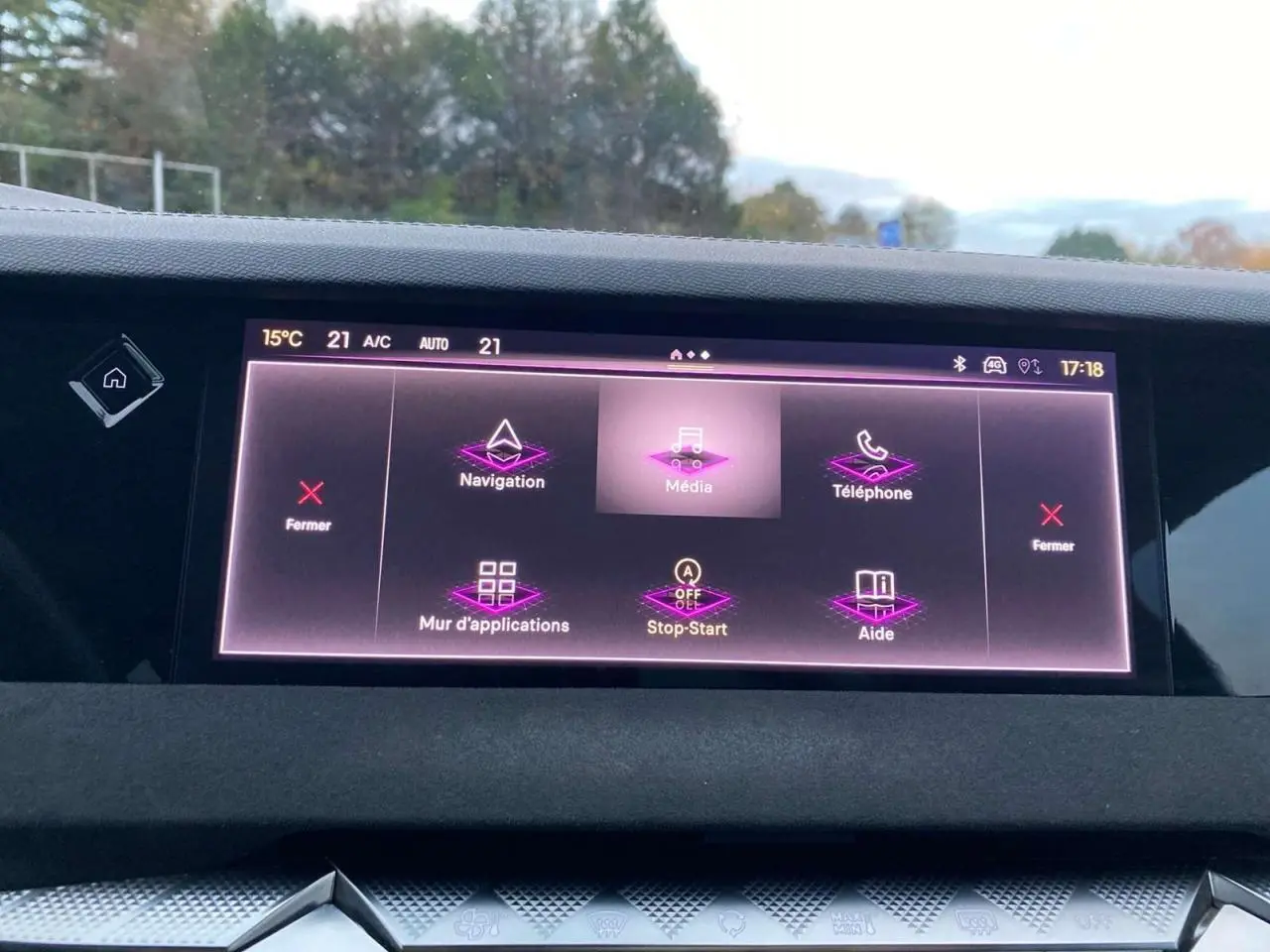 Écran tactile central du DS4 2022 affichant les options multimédia, navigation et téléphone dans un habitacle moderne.
