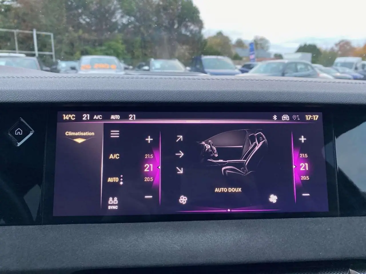 Écran tactile intérieur du DS4 2022 gris platinium montrant le réglage de la climatisation à 21°C.