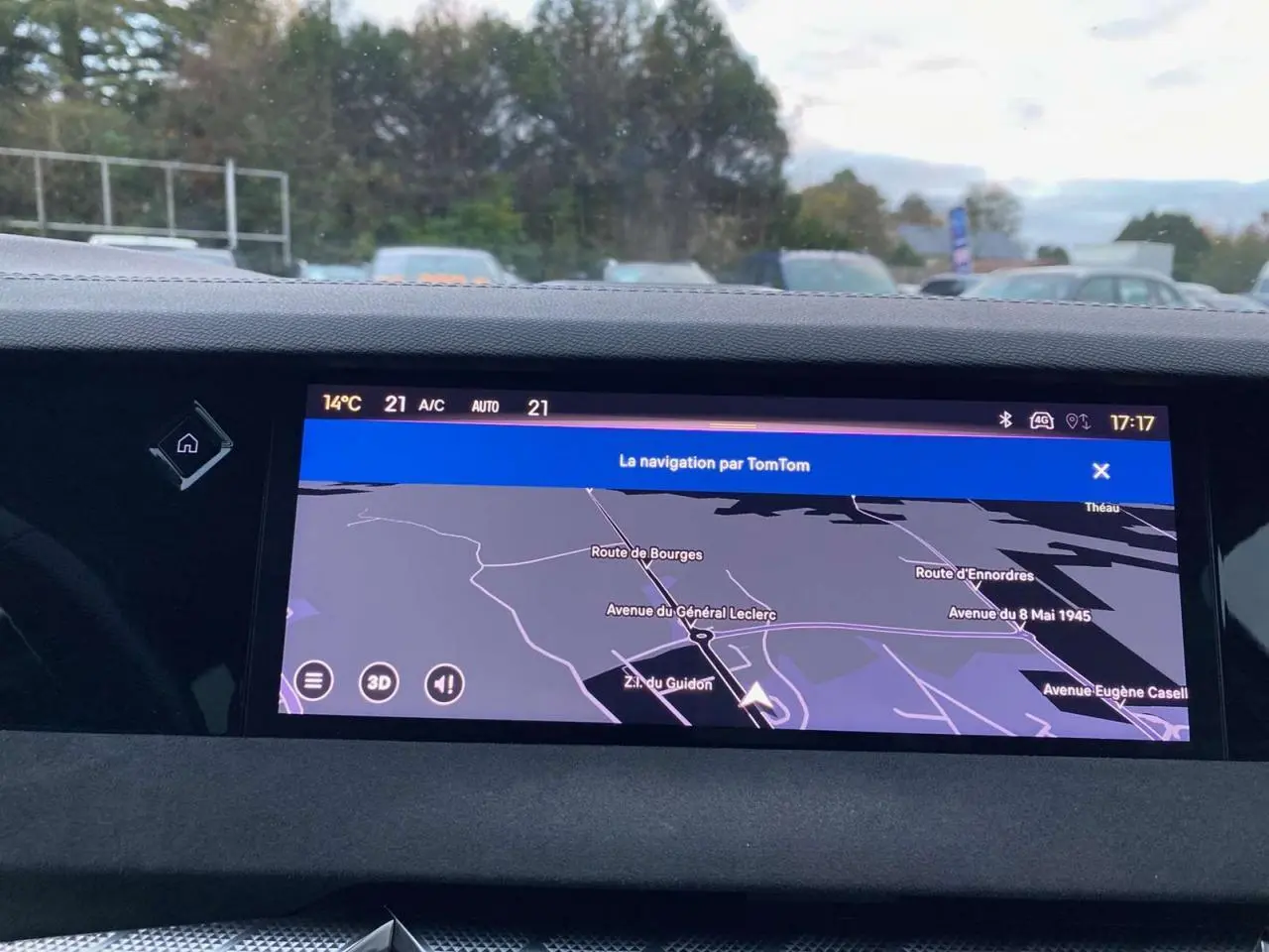 Écran de navigation TomTom intégré au tableau de bord d'une DS4 2022 gris platinium, vue intérieure frontale.