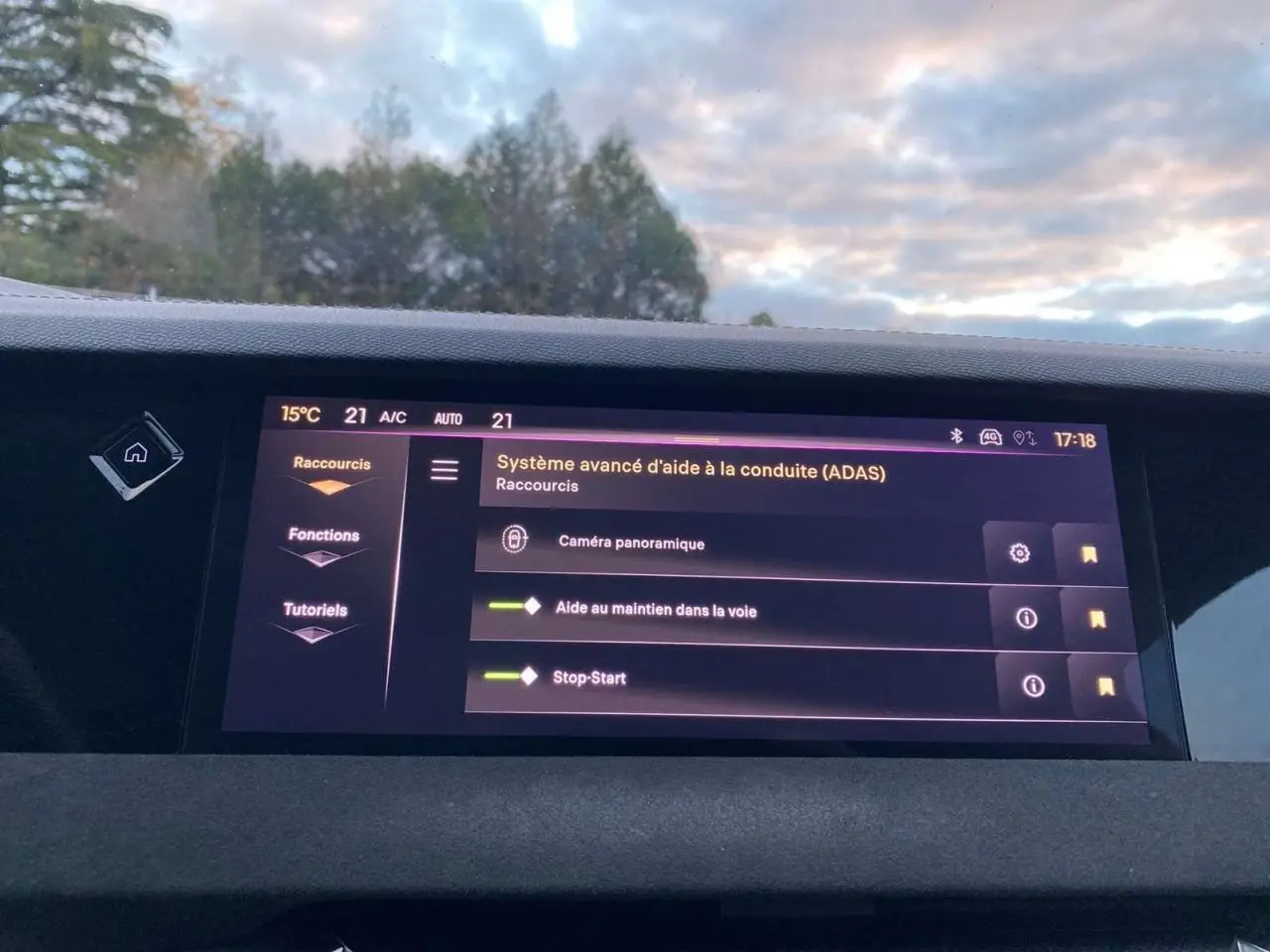 Écran tactile du système d'aide à la conduite ADAS dans le DS4 2022, affichant les options de sécurité.