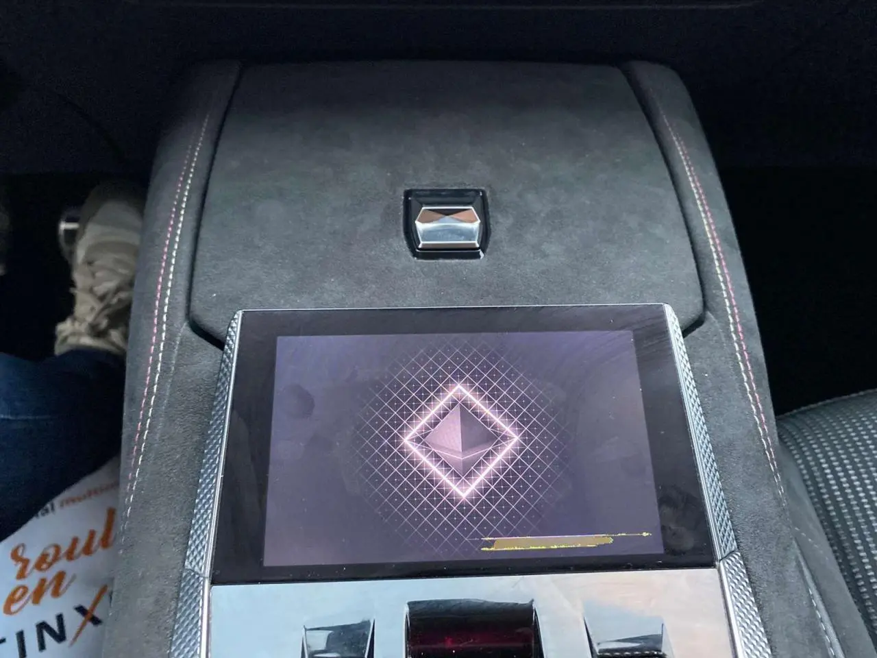 Écran tactile central et console en alcantara gris avec surpiqûres rouges dans l'habitacle du DS4 gris platinium 2022.