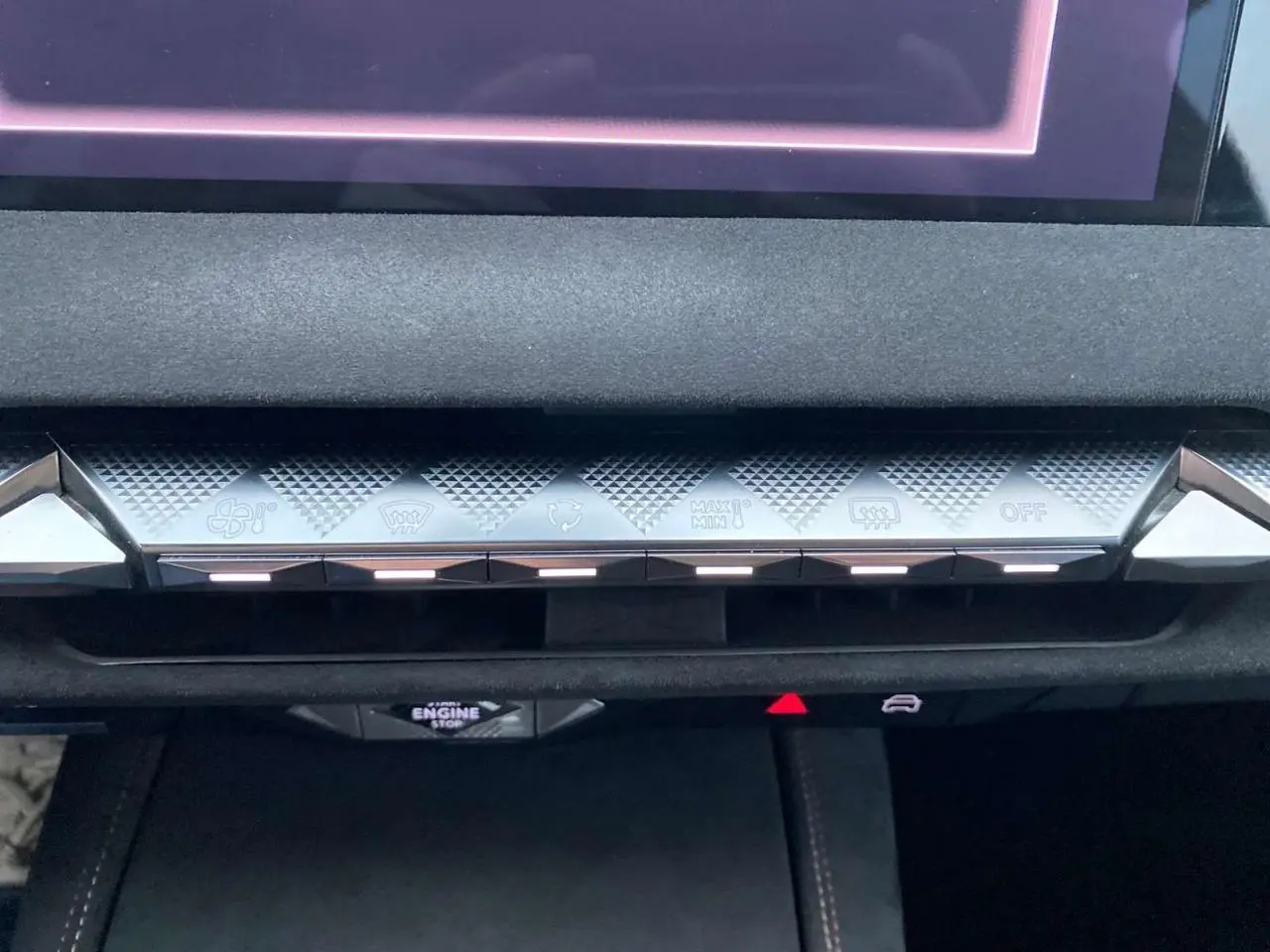 Vue rapprochée des commandes de climatisation et du bouton start/stop sur le tableau de bord du DS4 gris platinium 2022.