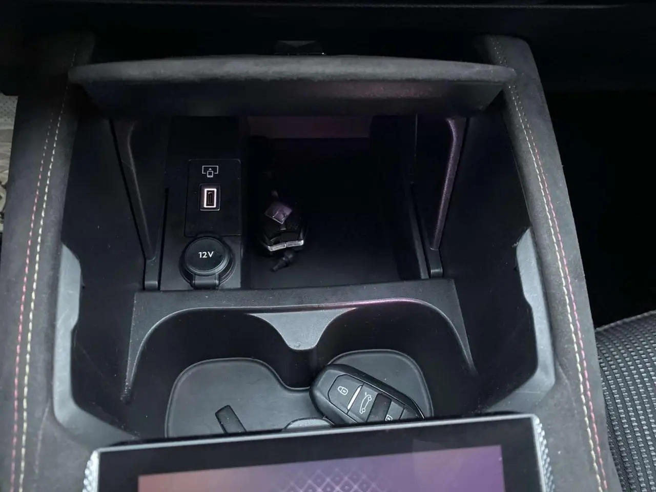 Gros plan sur la console centrale du DS4 gris platinium 2022, avec clé et prise USB visibles.