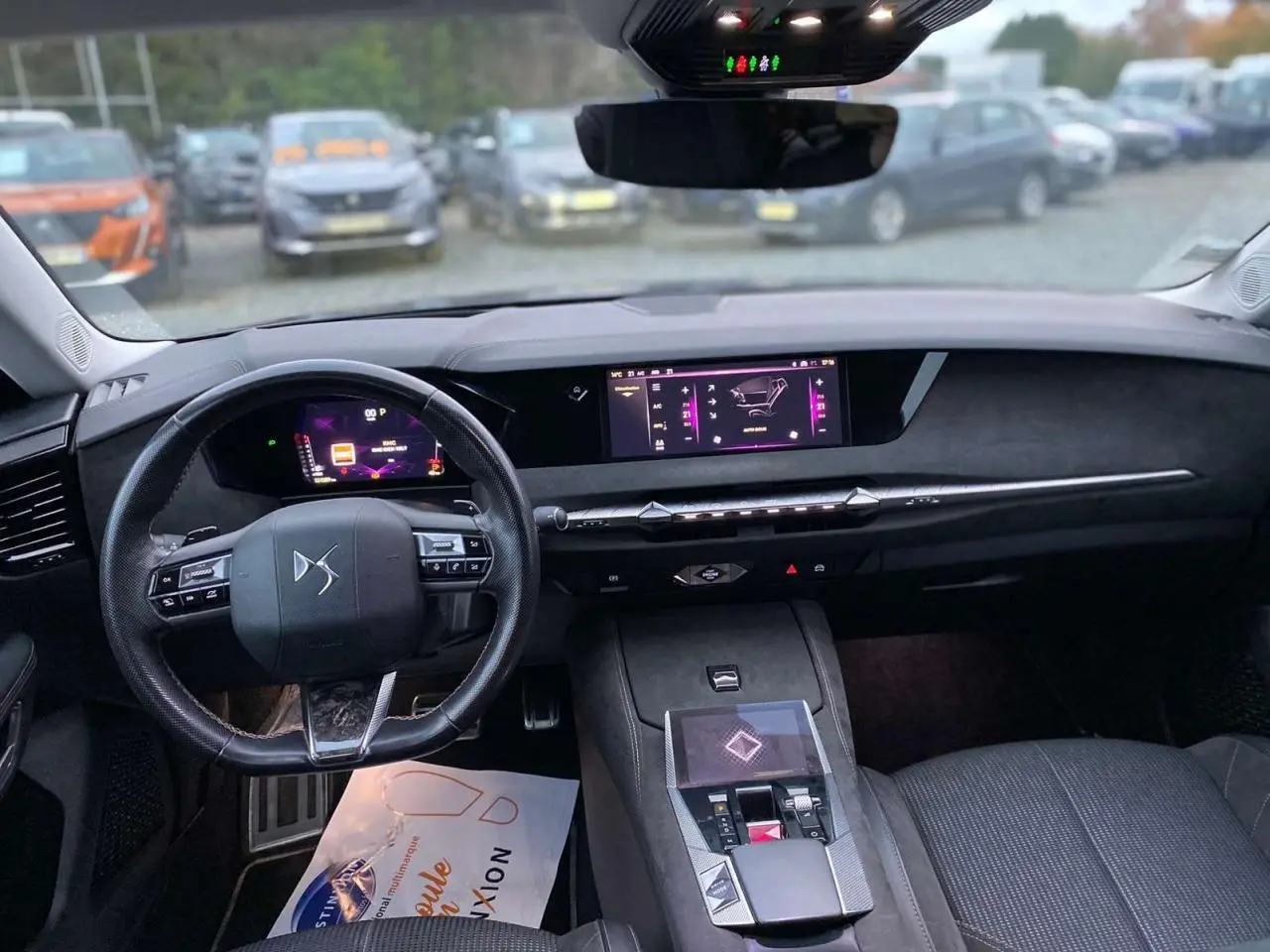 Vue intérieure du tableau de bord et volant du DS4 2022, avec écran tactile et finitions noires élégantes.