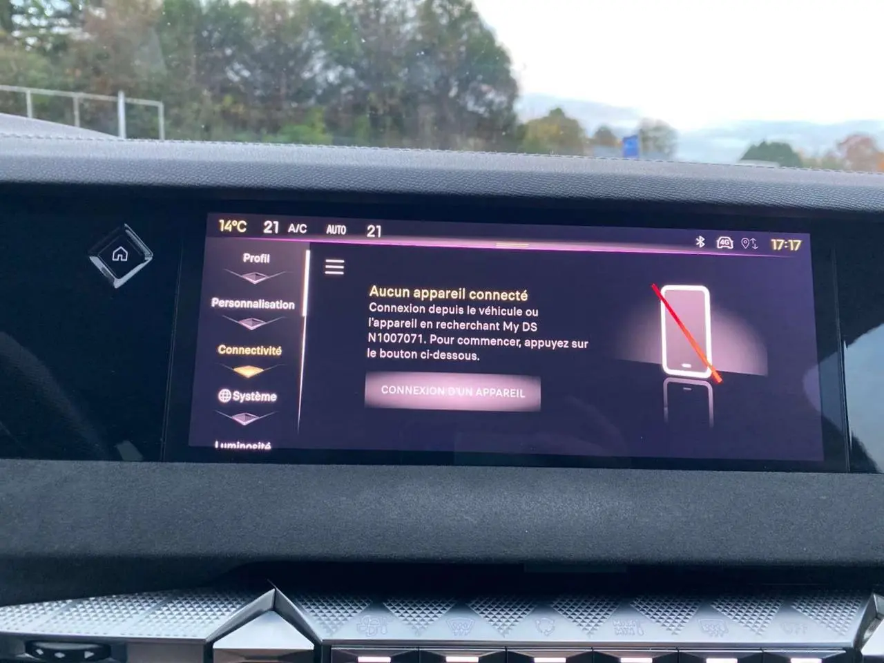 Écran tactile central du DS4 2022 gris platinium affichant le menu de connectivité sans appareil connecté.