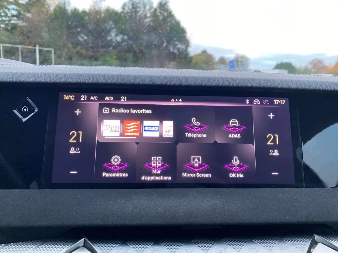 Écran tactile central du tableau de bord du DS4 2022 affichant les radios favorites et options connectées.