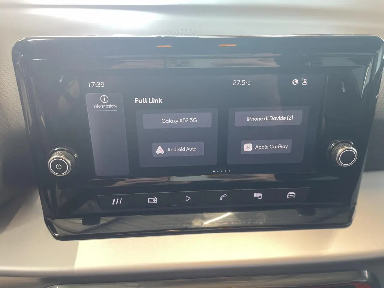 Écran tactile central noir du système MediaSystem+ de la SEAT Arona 2024 affichant Full Link avec Android Auto et Apple CarPlay.