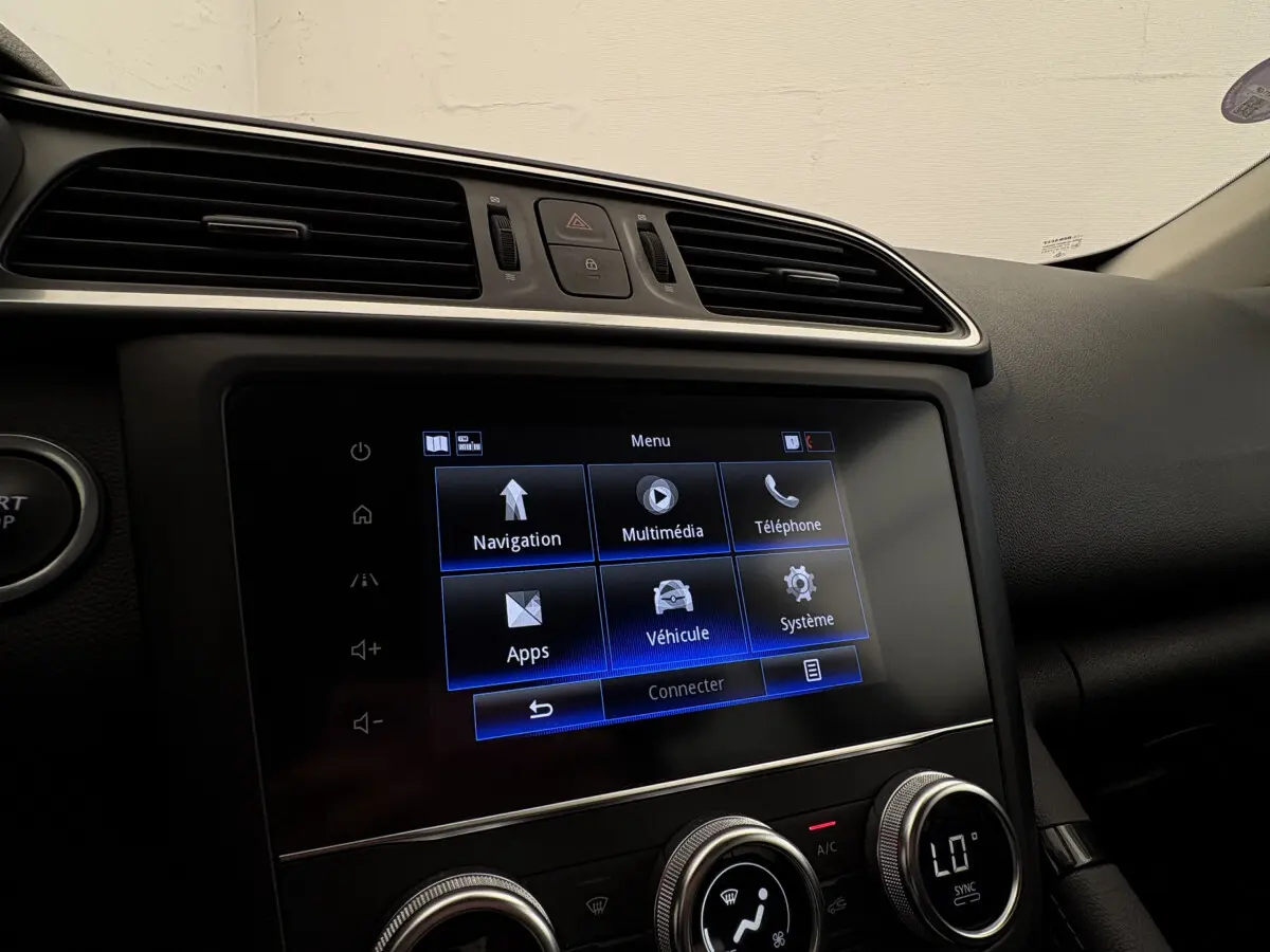 Vue rapprochée de l’écran tactile central et tableau de bord noir du Renault Kadjar Intens gris foncé, version 2019.