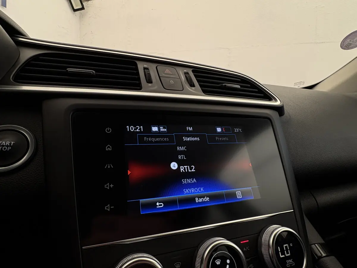 Vue rapprochée de l’écran tactile central et des commandes de climatisation du Renault Kadjar gris foncé, version Intens 2019.