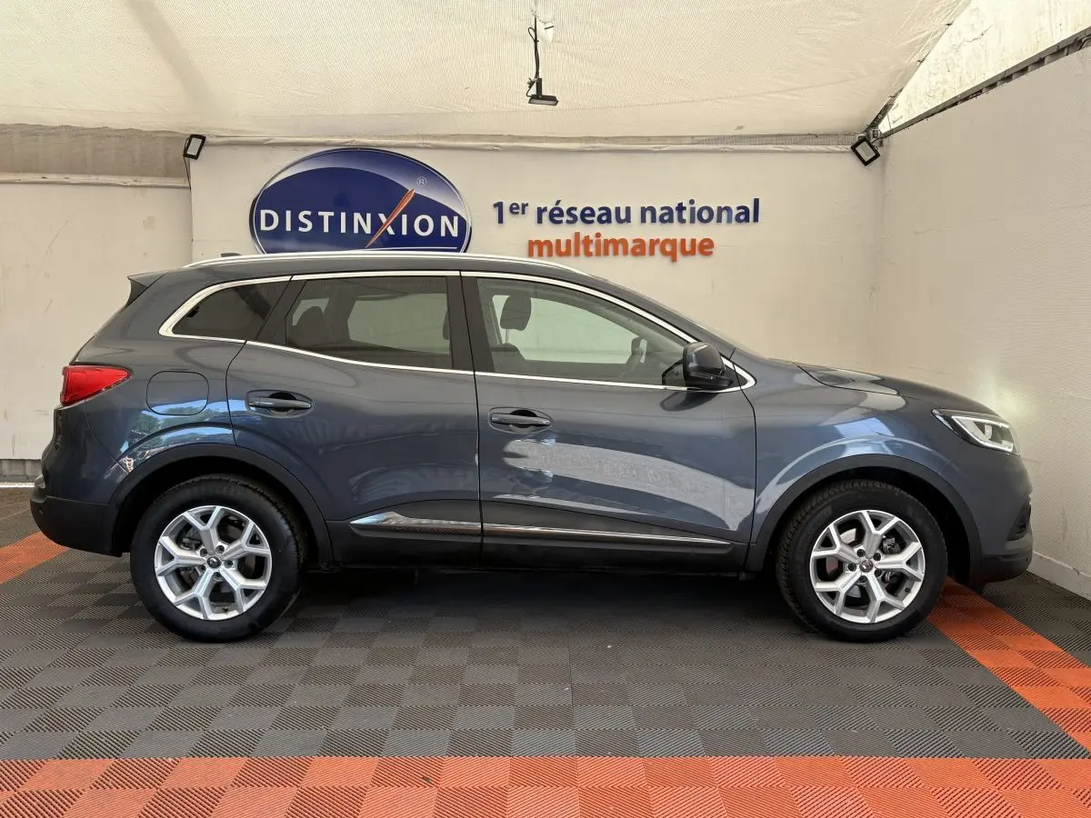 Profil côté droit du Renault Kadjar Intens gris foncé 2019, avec jantes alliage et vitres teintées.