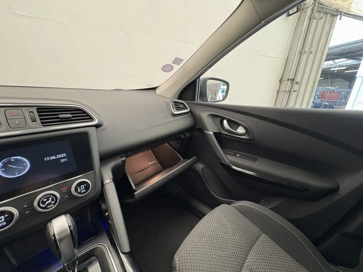 Intérieur Renault Kadjar Intens 2019, vue côté passager, tableau de bord noir et siège tissu gris.