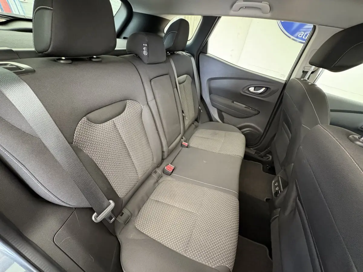 Vue intérieure côté arrière droit sur la banquette tissu gris clair et foncé du Renault Kadjar Intens 2019.