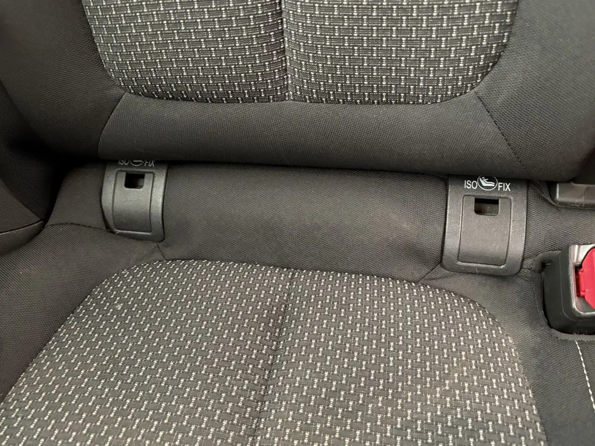 Gros plan sur l'assise arrière en tissu gris avec fixations ISOFIX visibles sur Renault Kadjar Intens 2019.