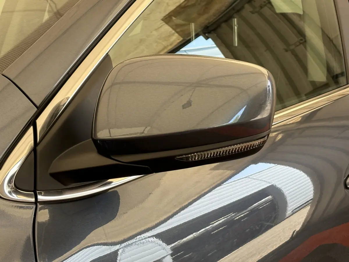 Rétroviseur droit gris foncé du Renault Kadjar Intens 2019 avec clignotant intégré, vue rapprochée côté conducteur.