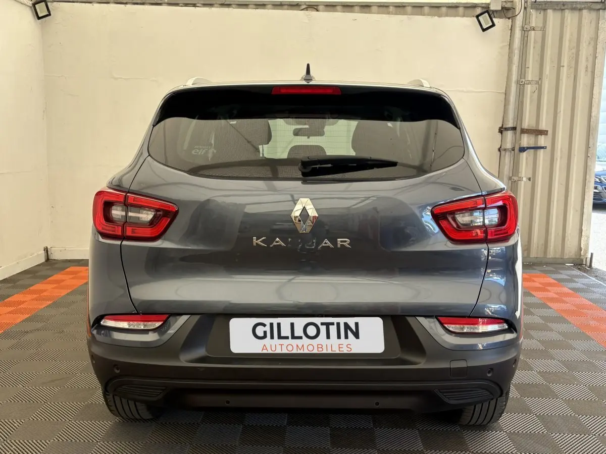 Vue arrière d'un Renault Kadjar gris foncé avec feux LED et logo Renault centré sur le hayon.