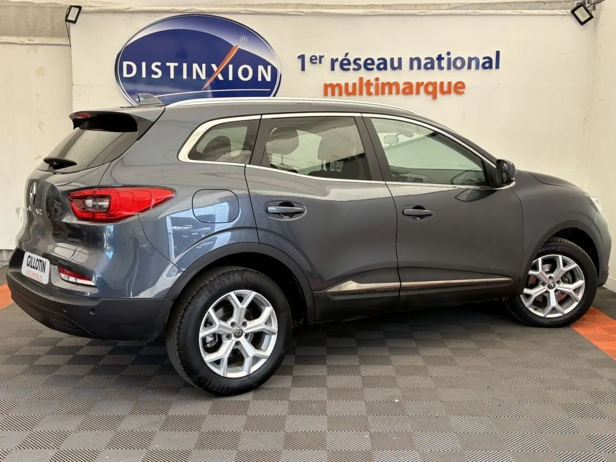 Profil droit du Renault Kadjar Intens gris foncé 2019, avec jantes alliage et feux arrière LED visibles.