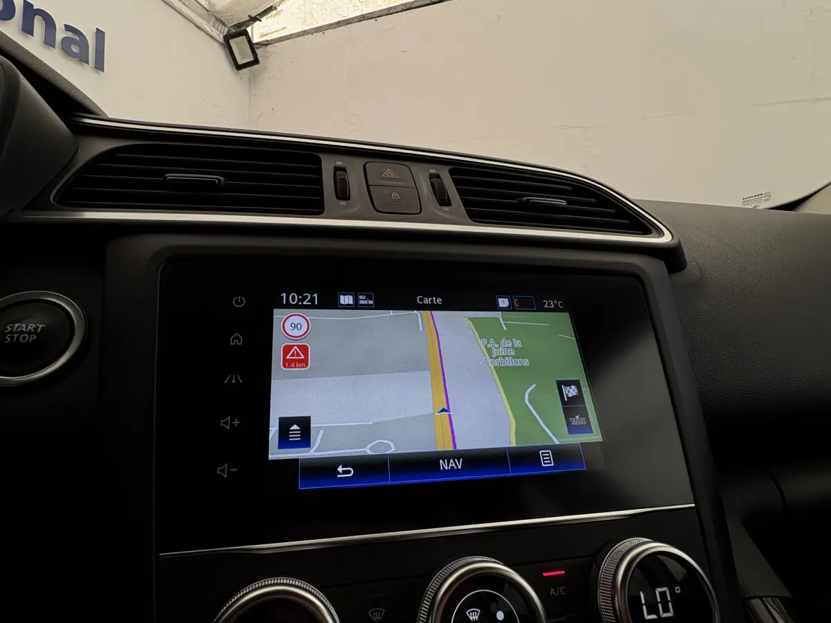 Vue rapprochée de l’écran tactile de navigation du tableau de bord du Renault Kadjar Intens gris foncé, intérieur noir.
