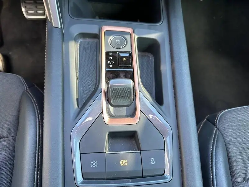 Vue rapprochée de la console centrale du CUPRA Formentor 2025 avec levier de boîte auto et finition noire.