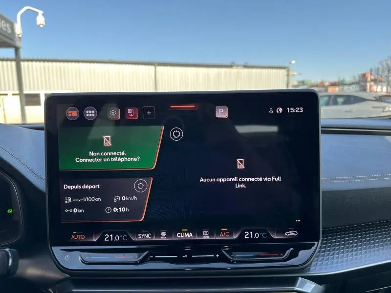 Vue intérieure du tableau de bord du CUPRA Formentor 2.0 TDI blanc Nevada, écran tactile central affichant les réglages climatiques.