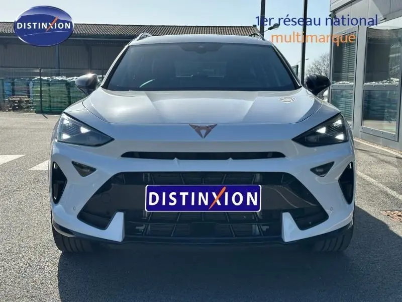 Vue frontale d'un CUPRA Formentor blanc Nevada métallisé 2025 avec logo distinctif et calandre noire marquée.