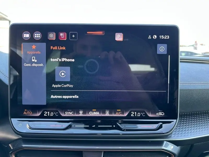 Écran tactile central du tableau de bord du CUPRA Formentor 2025 affichant la connexion Apple CarPlay, avec commandes climatisation visibles.