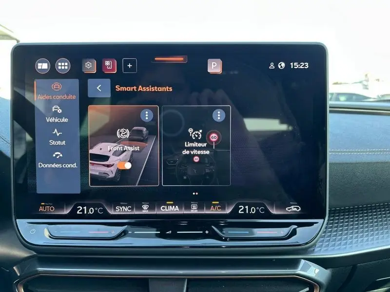 Écran tactile central du CUPRA Formentor 2025 montrant les assistants de conduite avec vue arrière du véhicule blanc Nevada métallisé.