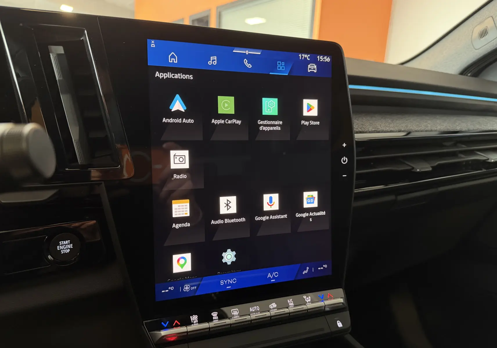 Écran tactile vertical du système multimédia Renault Austral E-Tech 200, avec commandes climatisation et bouton start visible.