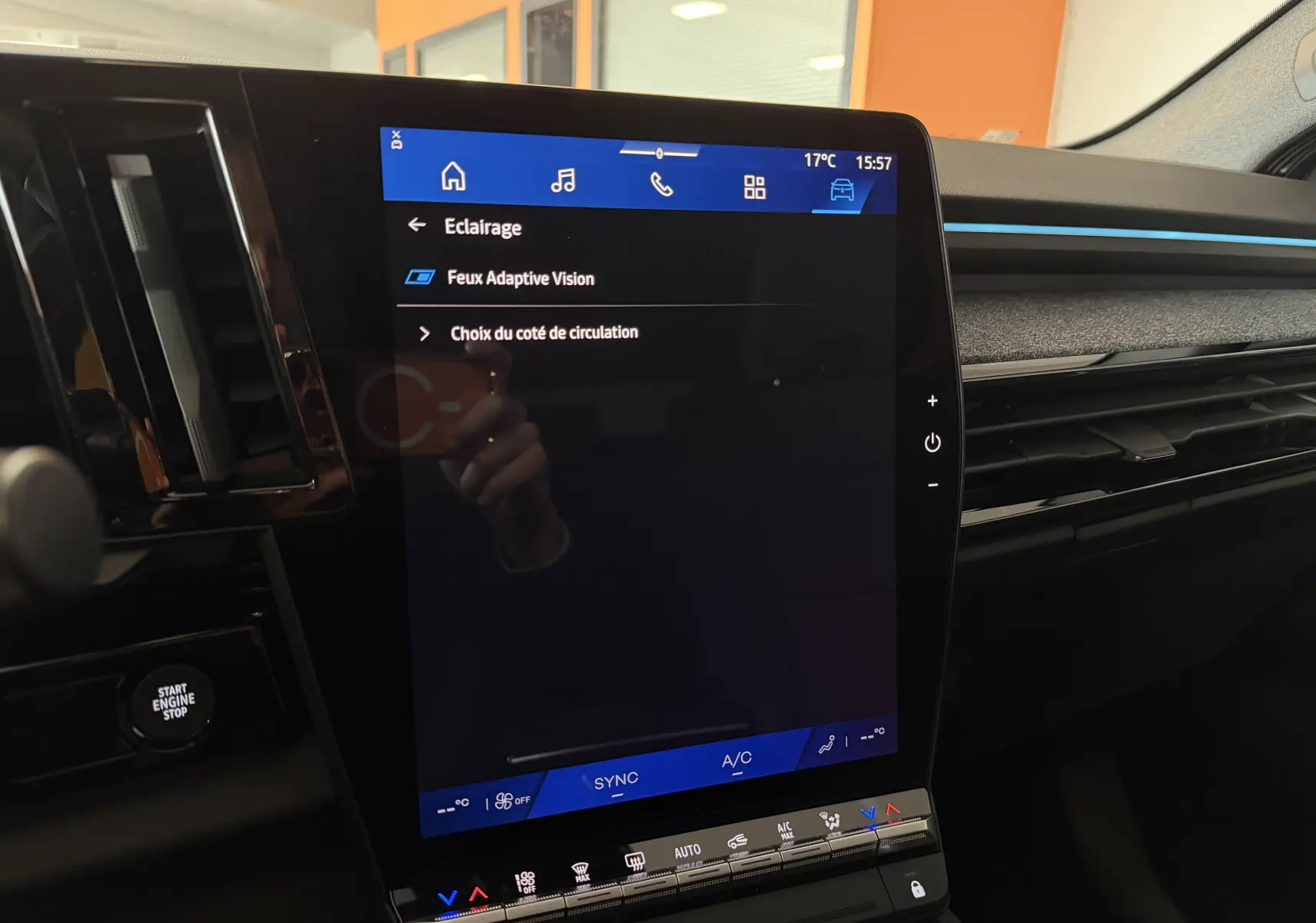Vue rapprochée de l’écran tactile central du Renault Austral E-Tech 200 hybride, affichant les réglages d’éclairage.
