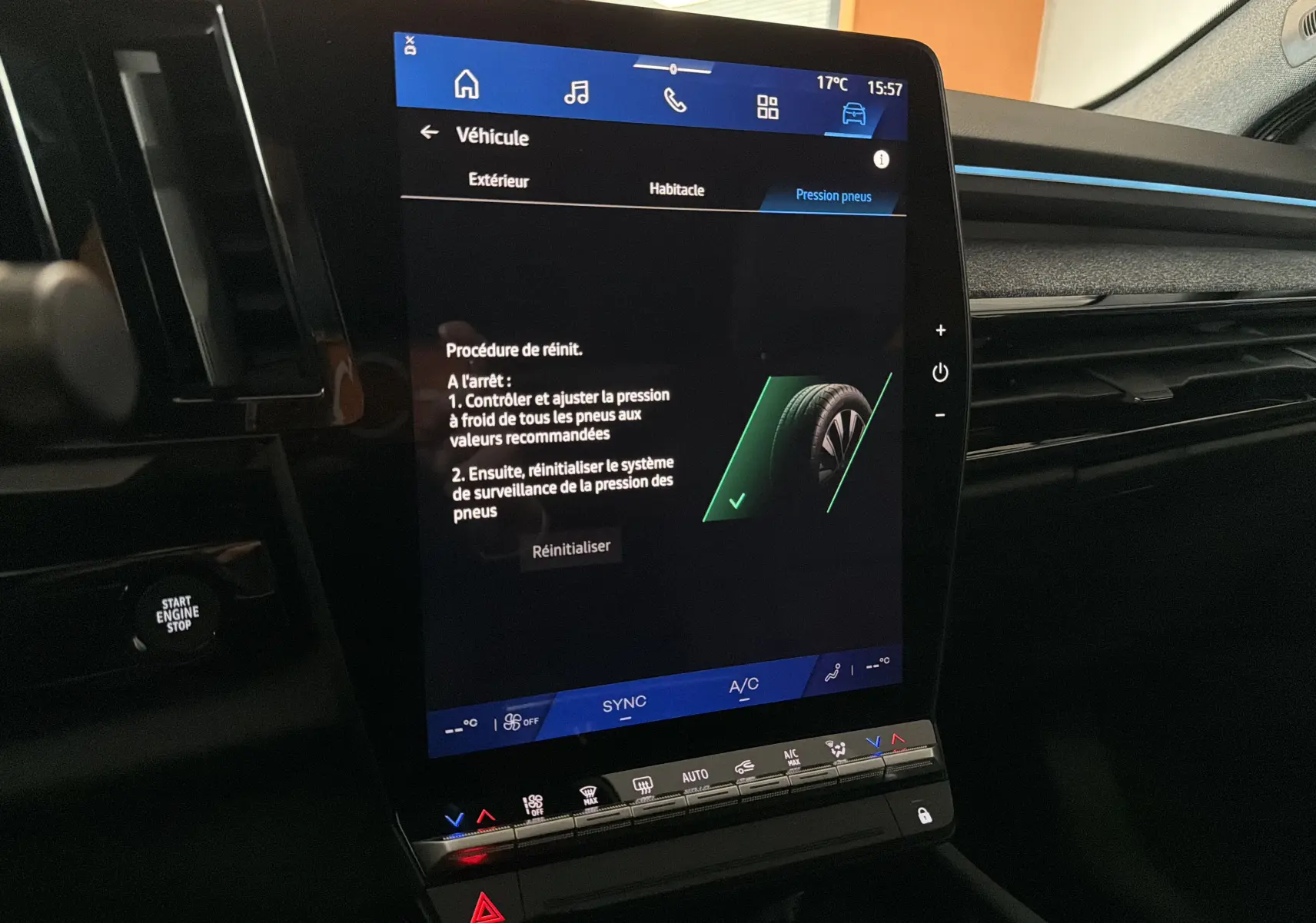 Écran tactile central du Renault Austral E-Tech 200 hybride montrant la réinitialisation de la pression des pneus, intérieur noir.