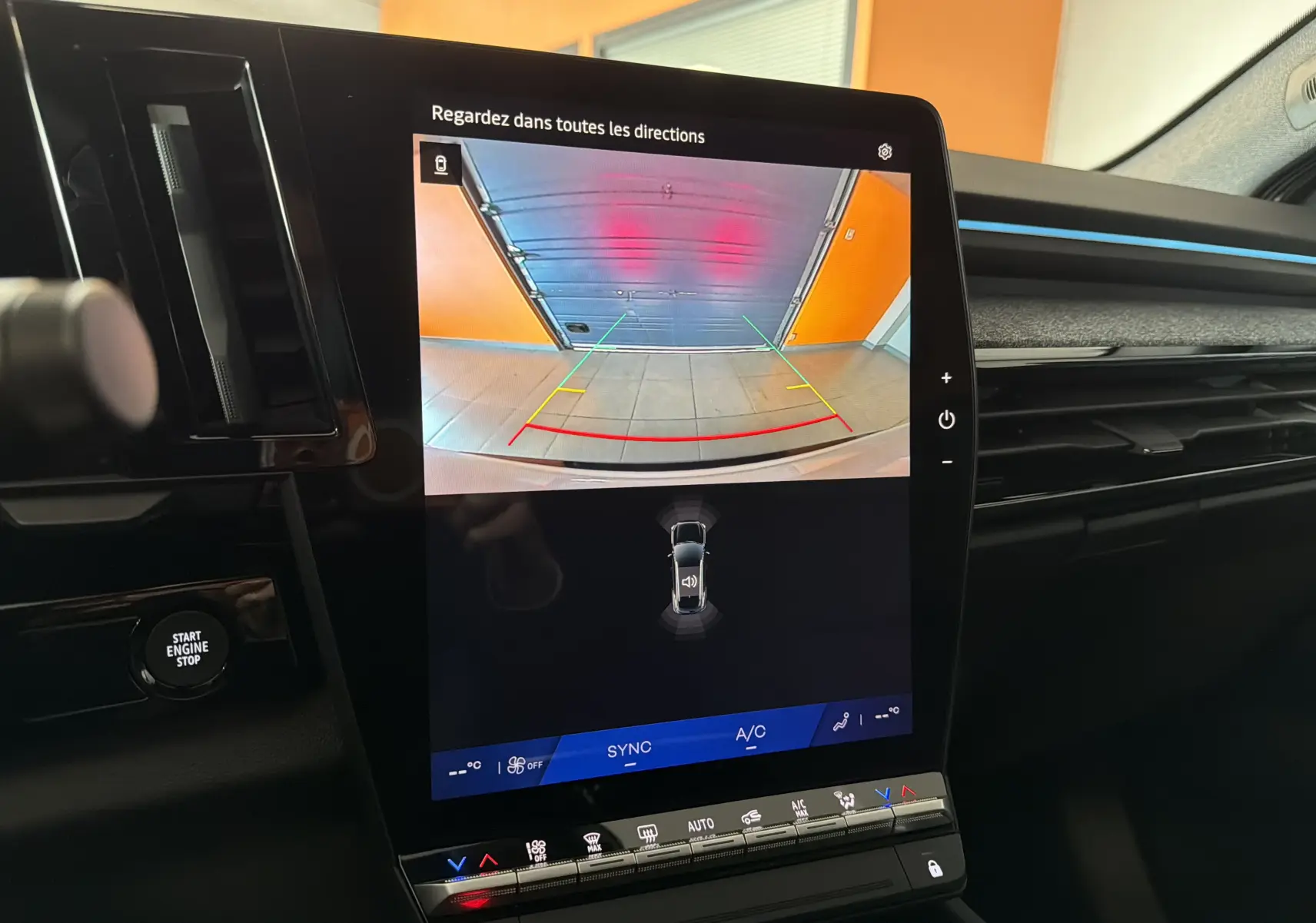 Écran central de la Renault Austral E-Tech 200 hybride montrant la caméra de recul avec lignes de guidage colorées.