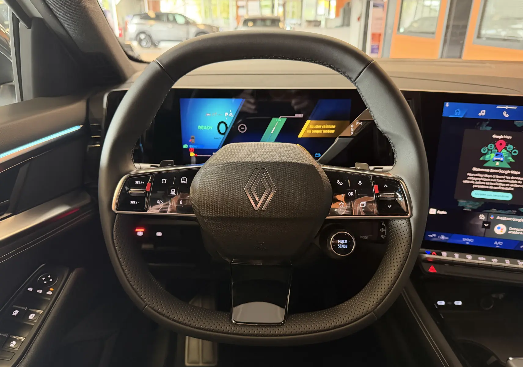 Vue intérieure centrée sur le volant noir du Renault Austral E-Tech 200 avec écran numérique et commandes intégrées.